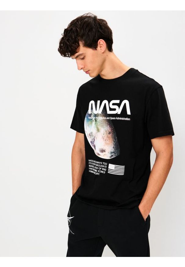 Sinsay - Bawełniana koszulka z nadrukiem NASA - czarny. Kolor: czarny. Materiał: bawełna. Wzór: nadruk