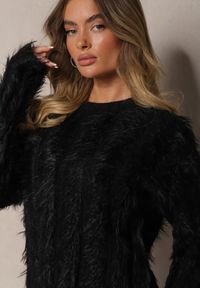 Renee - Czarny Futrzany Sweter z Wełną Liarisae. Okazja: na co dzień, na spacer. Kolor: czarny. Materiał: futro, wełna. Długość rękawa: długi rękaw. Długość: długie. Sezon: jesień. Styl: casual