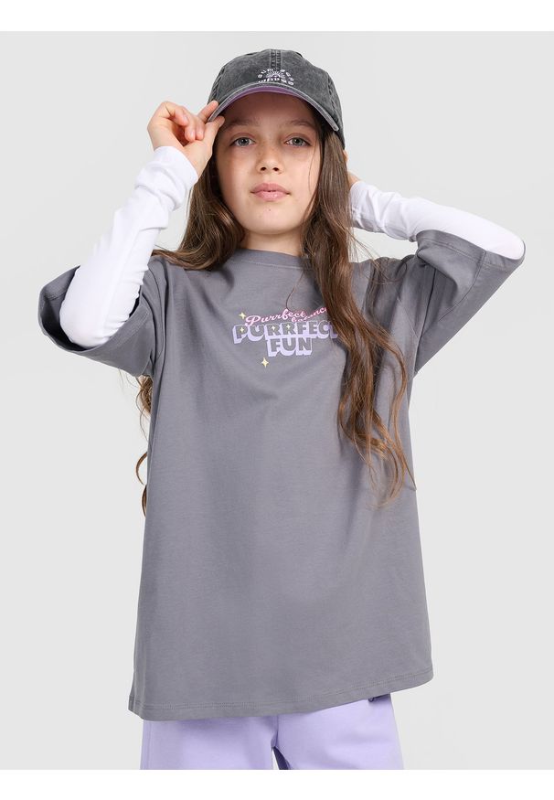 4f - 4F T-shirt oversize z nadrukiem dziewczęcy - szary 152 (11-12 lat). Okazja: na co dzień. Kolor: szary. Materiał: jersey, bawełna. Wzór: nadruk. Sezon: lato. Styl: sportowy, klasyczny, casual