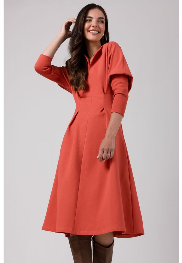 MOE - Rozkloszowana Sukienka z Zaznaczoną Talią - Ceglasta. Kolor: czerwony. Materiał: elastan, bawełna