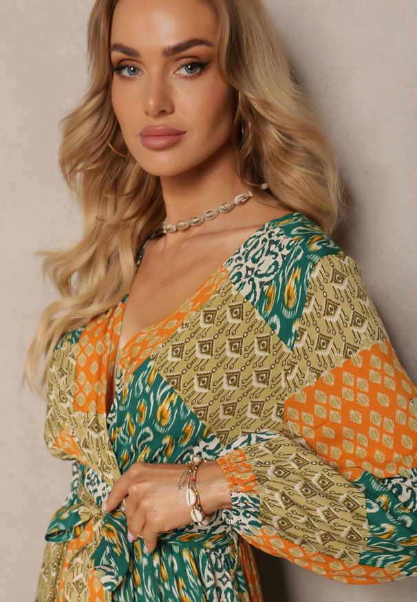 Renee - Zielono-Żółta Sukienka z Wiskozy z Gumką w Pasie i Materiałowym Paskiem z Trójkątnym Dekoltem Nelarae. Okazja: na co dzień. Kolor: zielony. Materiał: materiał, wiskoza. Wzór: aplikacja. Sezon: lato. Typ sukienki: proste. Styl: casual, klasyczny