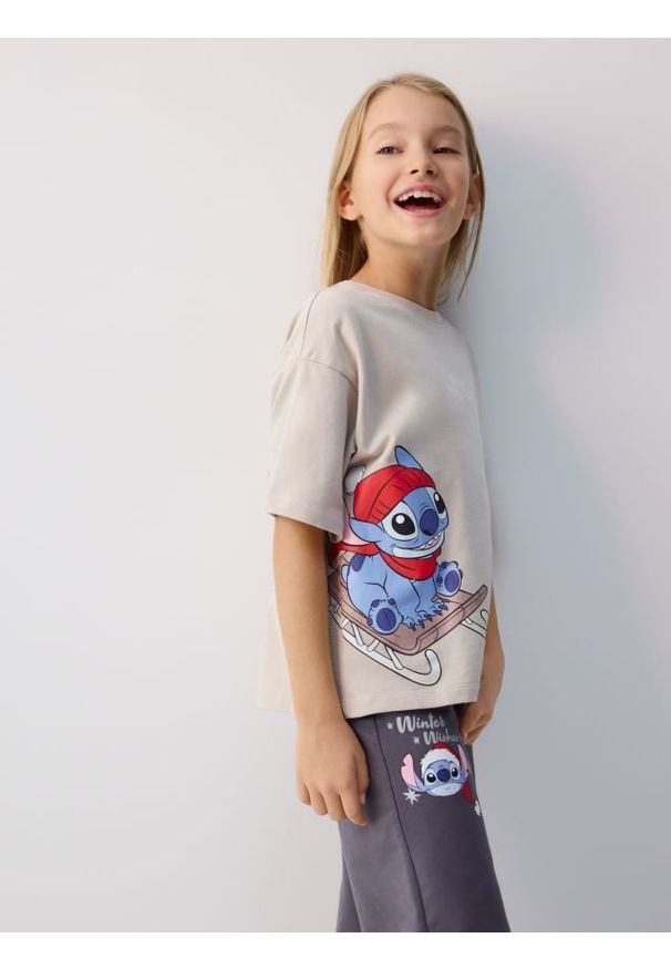Reserved - Świąteczny t-shirt Lilo i Stitch - beżowy. Kolor: beżowy. Materiał: bawełna. Styl: wizytowy