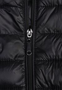 Born2be - Czarna Pikowana Kurtka z Kieszeniami Zapinanymi na Zamek Błyskawiczny Mivindra. Okazja: na co dzień. Kolor: czarny. Materiał: jeans. Styl: casual #8