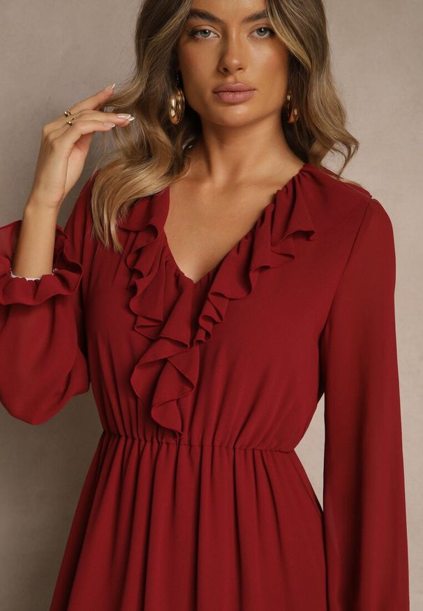 Renee - Bordowa Rozkloszowana Sukienka VICES z Falbanami i Transparentnymi Rękawami Aruvite. Typ kołnierza: dekolt w serek. Kolor: czerwony