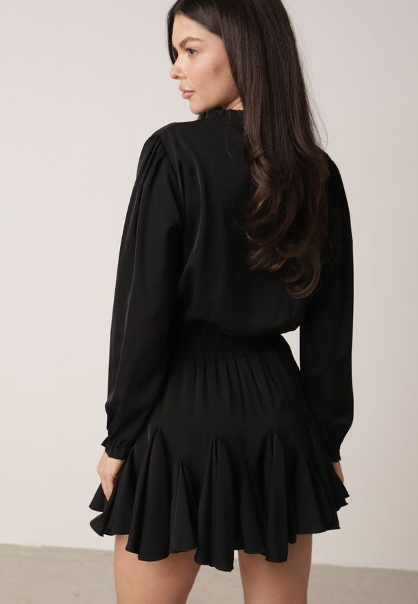 Born2be - Czarna Rozkloszowana Sukienka z Wiskozą Zdobiona Falbanami i Wiązaniem Lerienatia. Okazja: na co dzień. Kolor: czarny. Materiał: wiskoza. Wzór: aplikacja. Styl: casual, elegancki, klasyczny