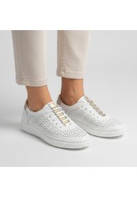 Sneakersy damskie S.Barski, cholewka skóra naturalna perforowana wiązanie klasyczne niski fason zaokrąglony nosek, białe, GR61-5992. Okazja: na co dzień. Zapięcie: sznurówki. Kolor: biały. Materiał: skóra. Szerokość cholewki: normalna. Sezon: wiosna, lato. Styl: klasyczny #4
