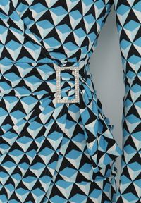 Born2be - Niebieska Dopasowana Sukienka w Geometryczny Wzór z Ozdobnym Wiązaniem Ashlesha. Kolor: niebieski. Wzór: geometria. Typ sukienki: kopertowe. Długość: mini #2