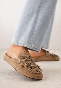 Renee - Beżowe Klapki VICES Mule Ozdobione Frędzlami Koralikami i Kokardą Eathelena. Okazja: na plażę. Kolor: beżowy. Wzór: aplikacja. Sezon: lato #5