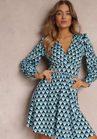 Renee - Niebieska Sukienka Mini w Geometryczny Wzór z Długim Rękawem Ezrie. Kolor: niebieski. Długość rękawa: długi rękaw. Wzór: geometria. Typ sukienki: kopertowe. Długość: mini #3