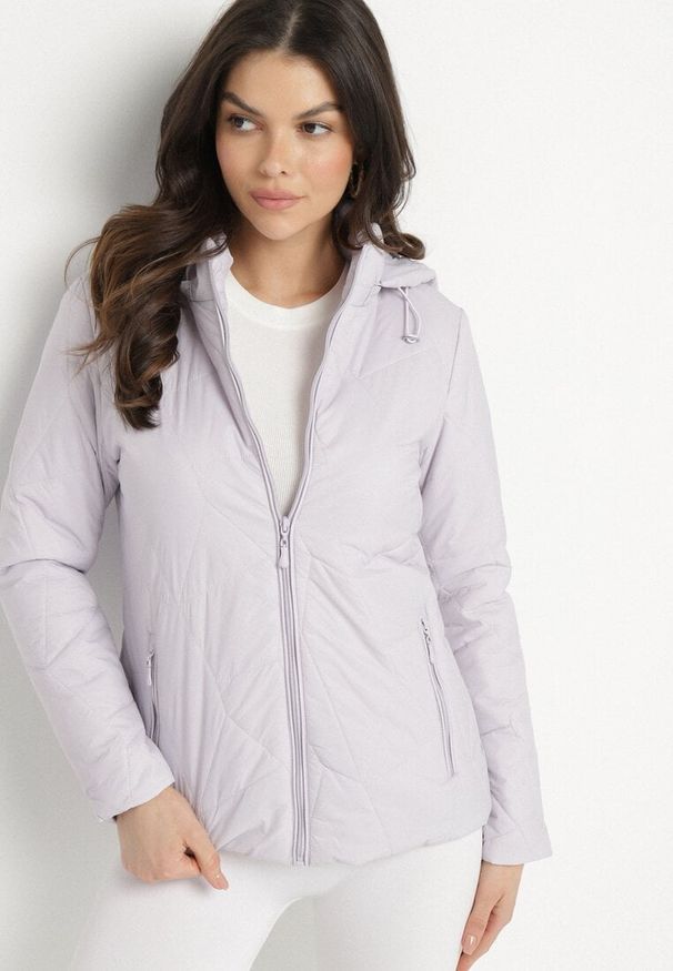 Born2be - Jasnofioletowa Pikowana Kurtka Przejściowa z Odpinanym Kapturem Ninorwena. Okazja: na co dzień. Kolor: fioletowy. Styl: klasyczny, casual, elegancki