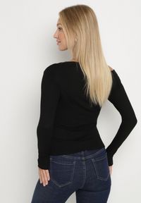 Born2be - Czarna Wiskozowa Bluzka z Asymetrycznym Dekoltem Clatide. Okazja: na spotkanie biznesowe, do pracy. Kolor: czarny. Materiał: wiskoza. Styl: elegancki, biznesowy #3