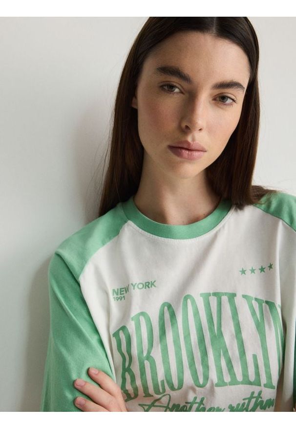 Reserved - T-shirt z nadrukiem - jasnozielony. Kolor: zielony. Materiał: bawełna, dzianina. Długość: krótkie. Wzór: nadruk
