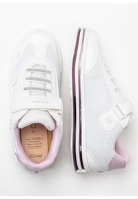 Geox - Sneakersy dziecięce białe GEOX J Pawnee Girl. Kolor: biały. Materiał: skóra, syntetyk, materiał, guma. Sport: turystyka piesza