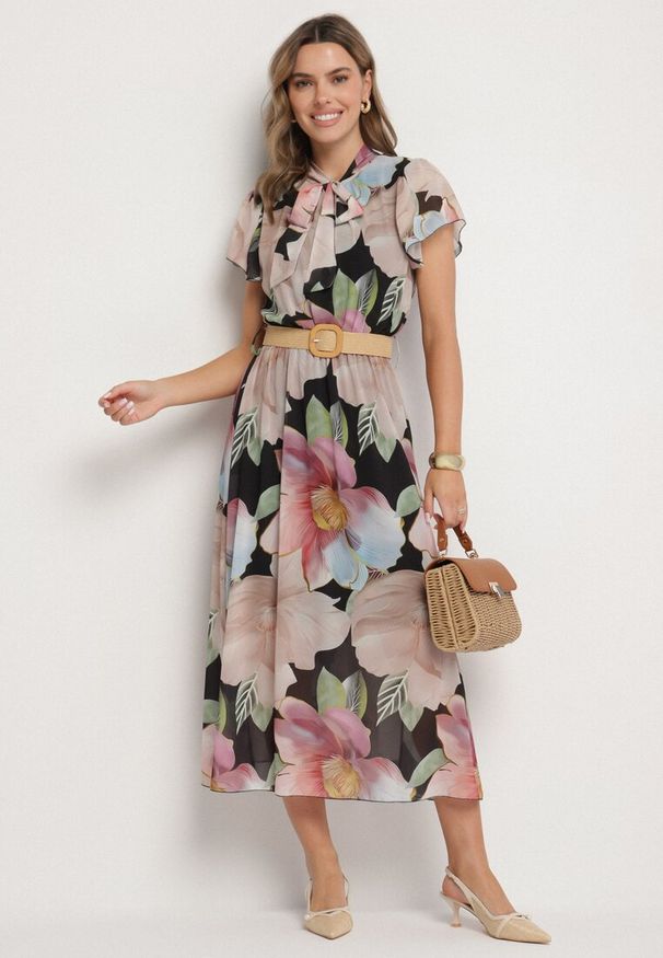 Born2be - Czarna Sukienka o Rozkloszowanym Kroju z Wiązaniem przy Dekolcie i Paskiem Sorilina. Okazja: na co dzień. Kolor: czarny. Długość rękawa: krótki rękaw. Wzór: kwiaty. Styl: casual, elegancki