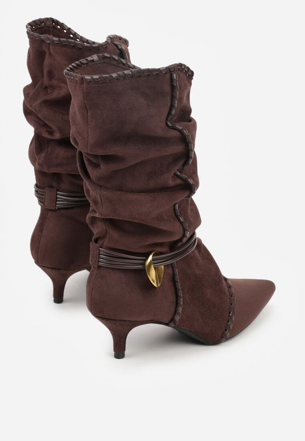 Renee - Brązowe Botki na Kaczuszce Slouchy Ozdobione Metaliczną Aplikacją i Sznurkiem Avodvire. Okazja: na co dzień, na randkę. Kolor: brązowy. Materiał: jeans. Wzór: aplikacja. Obcas: na szpilce. Styl: boho, elegancki, klasyczny, casual