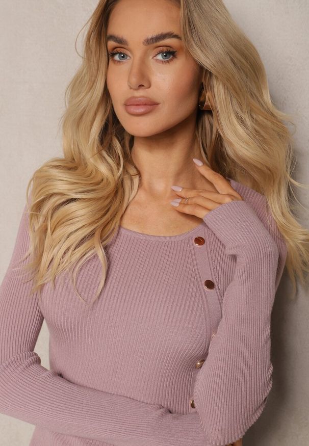 Renee - Jasnofioletowy Sweter z Wiskozą Ozdobiony Metalicznymi Aplikacjami Malittia. Kolor: fioletowy. Materiał: wiskoza. Wzór: aplikacja. Sezon: zima