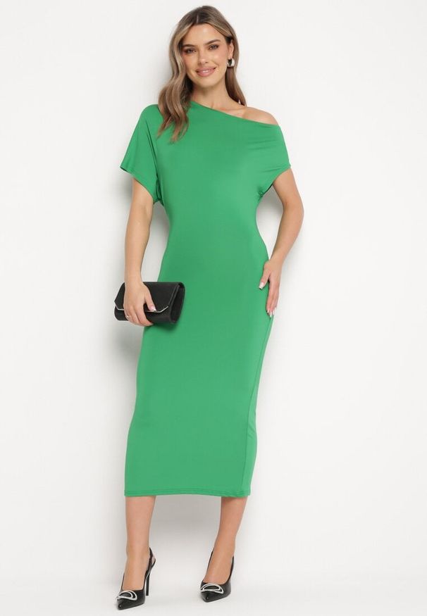 Born2be - Zielona Asymetryczna Sukienka Midi o Dopasowanym Fasonie Tivalle. Kolor: zielony. Typ sukienki: asymetryczne. Długość: midi