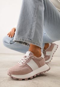 Renee - Różowe Zamszowe Sneakersy na Podeszwie Chunky z Perforowaną Cholewką Cezarlina. Okazja: na co dzień. Kolor: różowy. Materiał: zamsz. Szerokość cholewki: normalna #1