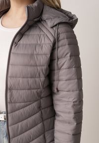 Born2be - Szara Klasyczna Kurtka Przejściowa z Pikowaniem i Odpinanym Kapturem Pretiella. Okazja: na spacer, na co dzień. Kolor: szary. Materiał: jeans, nylon. Styl: klasyczny #3