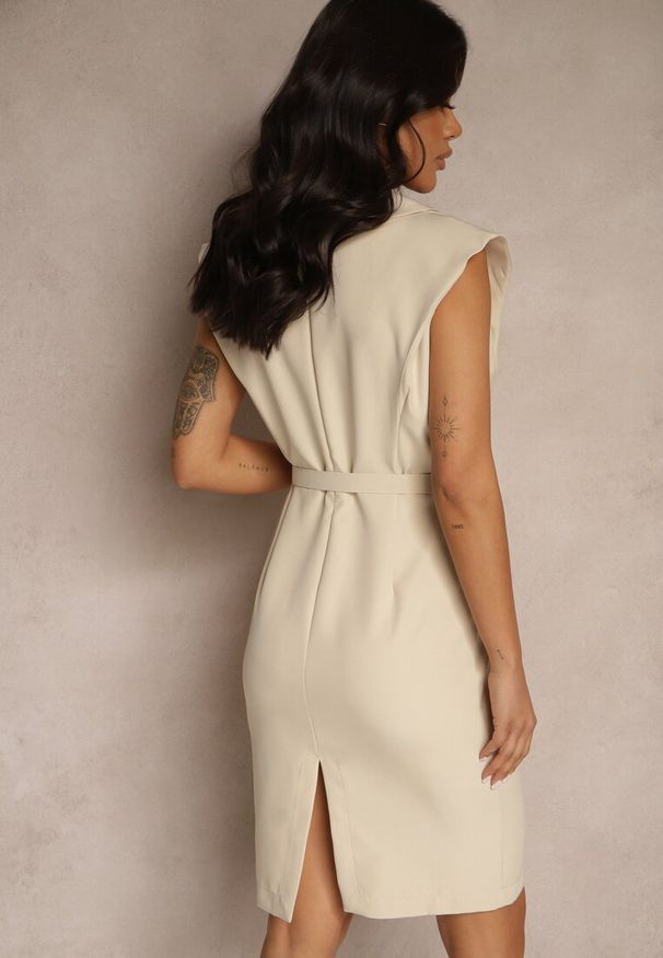 Renee - Beżowa Sukienka z Ozdobnymi Guzikami i Paskiem Dellanise. Typ kołnierza: dekolt w kształcie V. Kolor: beżowy. Sezon: lato. Typ sukienki: dopasowane. Styl: klasyczny