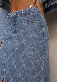 Renee - Niebieska Spódnica Jeansowa z Bawełny High Waist Ozdobiona Przetarciami Carithwen. Okazja: na co dzień. Stan: podwyższony. Kolor: niebieski. Materiał: bawełna, jeans. Wzór: aplikacja. Styl: elegancki, casual #4