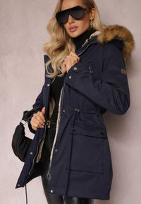 Renee - Granatowa Kurtka Parka z Kieszeniami i Kapturem z Futerkiem Caulisa. Kolor: niebieski. Materiał: futro #5