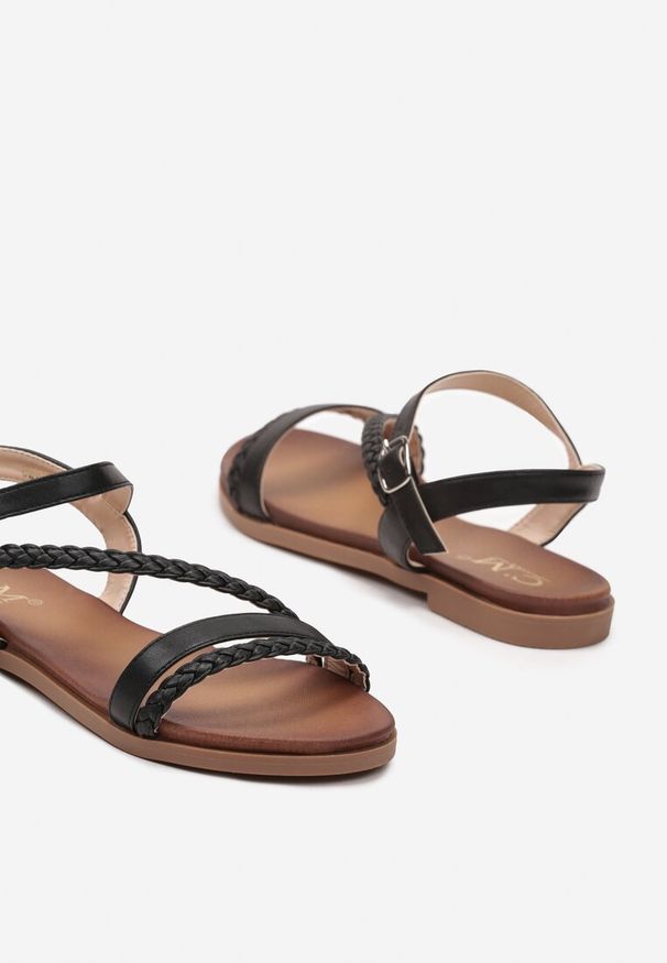 Born2be - Czarne Sandały z Imitacji Skóry na Płaskiej Podeszwie Zapinane na Sprzączkę Ildia. Okazja: na spacer, na co dzień. Zapięcie: sprzączka. Kolor: czarny. Materiał: skóra. Sezon: lato. Obcas: na płaskiej podeszwie. Styl: casual