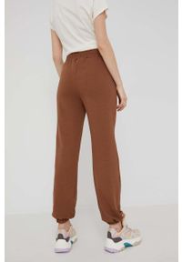 Answear Lab spodnie dresowe damskie kolor brązowy gładkie. Kolor: brązowy. Materiał: dresówka. Wzór: gładki #3