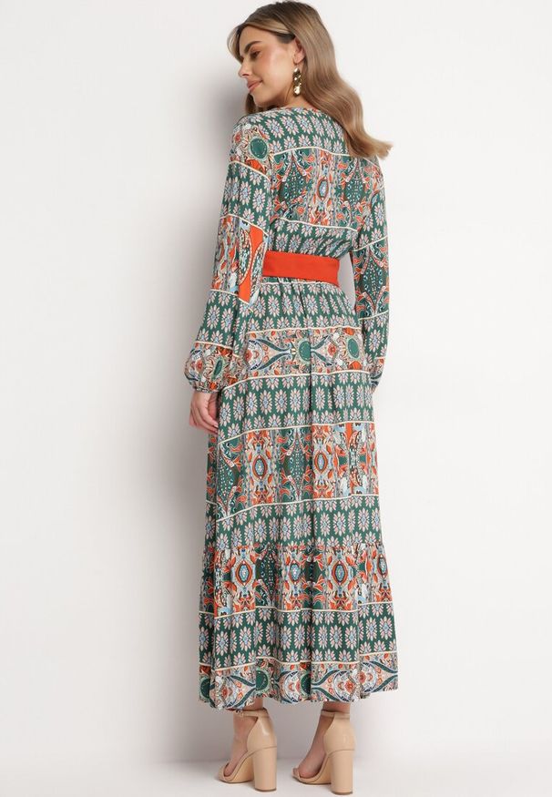 Born2be - Zielona Sukienka Rozkloszowana z Paskiem Nazene. Kolor: zielony. Materiał: materiał, tkanina. Wzór: kwiaty. Typ sukienki: kopertowe, rozkloszowane. Styl: boho, retro. Długość: maxi