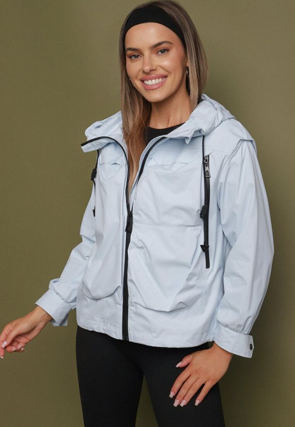 Born2be - Jasnoniebieska Kurtka Wiatrówka z Kieszeniami i Ściągaczami Braliana. Okazja: na spacer. Kolor: niebieski. Materiał: jeans. Styl: sportowy, elegancki