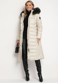 Born2be - Beżowa Pikowana Kurtka Zimowa o Długim Kroju z Odpinanym Kapturem z Futrem Mintoria. Okazja: na co dzień. Kolor: beżowy. Materiał: futro. Długość: długie. Sezon: zima. Styl: casual, elegancki #4