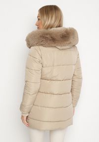 Born2be - Ciemnobeżowa Pikowana Kurtka z Kapturem z Futerkiem Nenadria. Okazja: na co dzień, do pracy, na spotkanie biznesowe. Typ kołnierza: kaptur. Kolor: beżowy. Materiał: futro. Wzór: aplikacja. Styl: biznesowy, casual #7