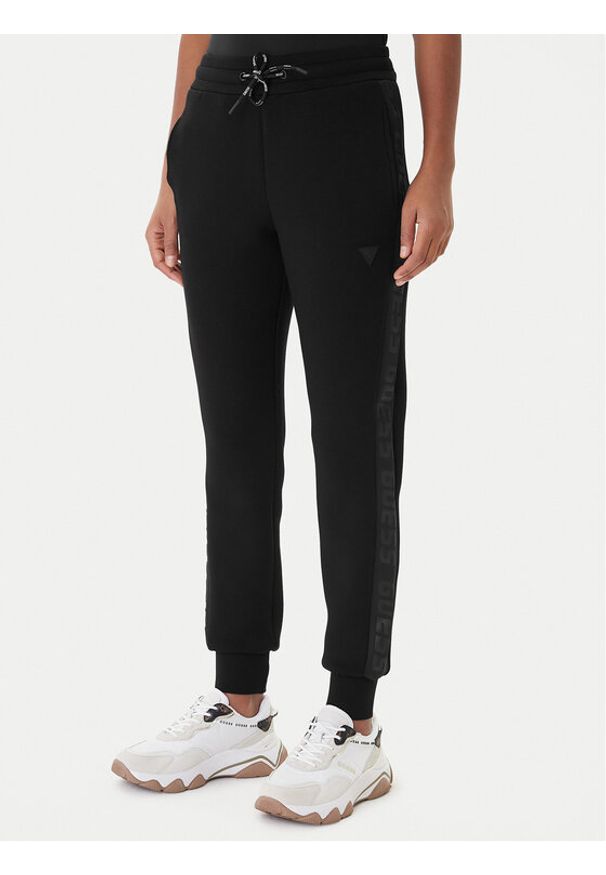 Guess Spodnie dresowe V2YB18 K7UW2 Czarny Regular Fit. Kolor: czarny. Materiał: wiskoza