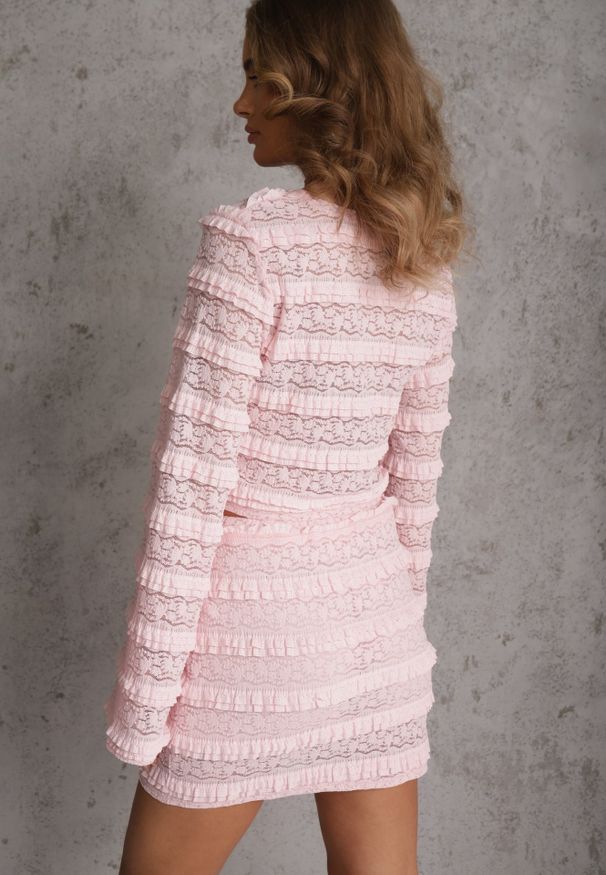 Renee - Różowy Komplet z Koronki Bluzka Longsleeve i Dopasowane Spódnico-Szorty Daera. Kolor: różowy. Materiał: koronka. Wzór: koronka