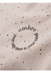 Ombre Clothing - Męski bawełniany t-shirt z nadrukiem i okrągłym dekoltem – beżowy V2. Okazja: na co dzień. Kolor: beżowy. Materiał: bawełna. Długość rękawa: krótki rękaw. Długość: krótkie. Wzór: nadruk. Sezon: wiosna, lato. Styl: casual, elegancki #5