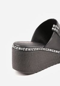 Born2be - Czarne Klapki na Koturnie z Szerokim Paskiem Eshala. Kolor: czarny. Obcas: na koturnie #2