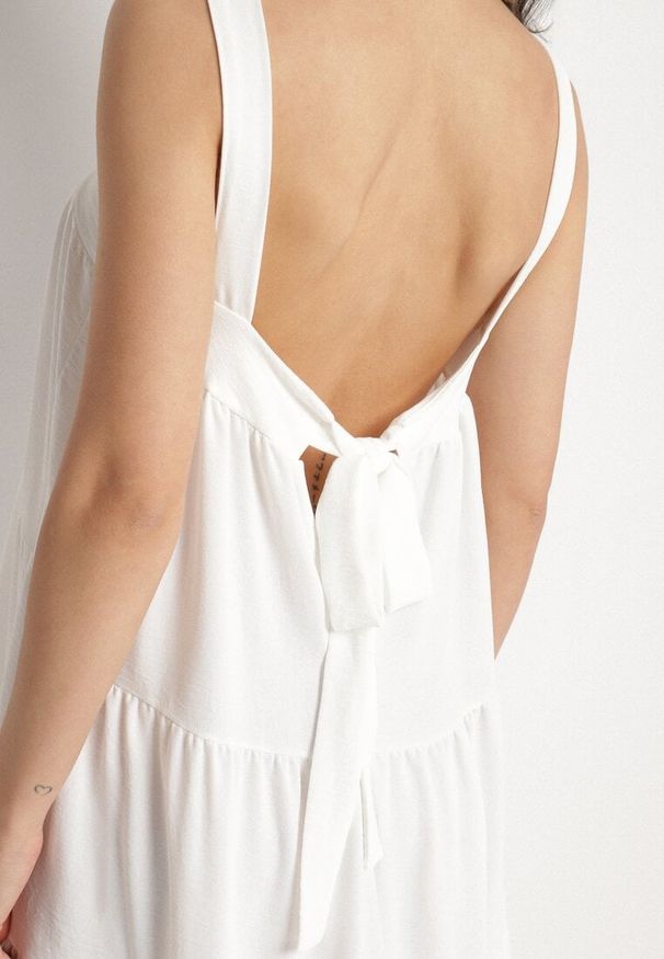 Born2be - Biała Sukienka o Rozkloszowanym Kroju z Wiązaniem z Tyłu Savinelle. Okazja: na imprezę, na co dzień. Kolor: biały. Styl: casual, elegancki