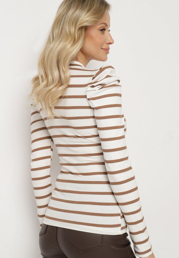Born2be - Biało-Brązowa Prążkowana Bluzka z Bawełny w Paski z Bufiastymi Rękawami Senarion. Okazja: na spotkanie biznesowe, na co dzień. Kolor: biały. Materiał: bawełna, prążkowany. Długość rękawa: długi rękaw. Długość: długie. Wzór: paski. Styl: elegancki, biznesowy, casual