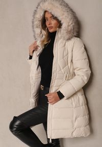 Renee - Jasnobeżowa Pikowana Kurtka Zdobiona Elastycznym Paskiem i Dwustronnym Suwakiem Innarelle. Kolor: beżowy. Materiał: jeans, materiał. Wzór: aplikacja. Styl: elegancki #3
