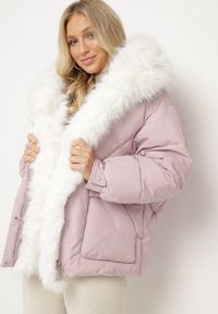 Born2be - Różowa Pikowana Kurtka z Kapturem i Grubym Futrzanym Obszyciem z Możliwością Odpięcia Izarida. Typ kołnierza: kaptur. Kolor: różowy. Materiał: futro. Długość rękawa: długi rękaw. Długość: długie. Styl: elegancki, klasyczny #7