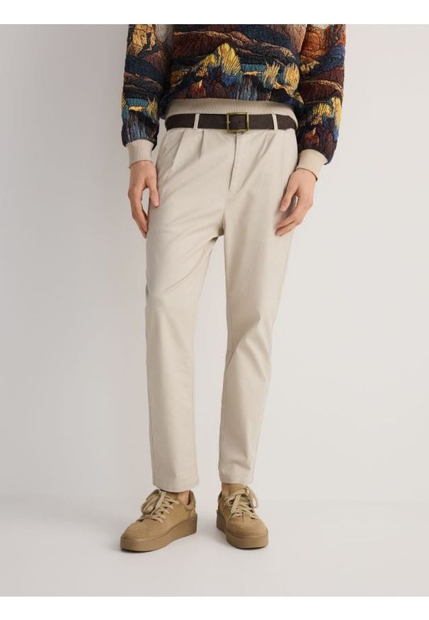 Reserved - Spodnie chino z paskiem - beżowy. Kolor: beżowy. Materiał: tkanina, bawełna