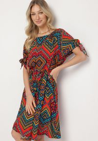 Born2be - Czerwona Bawełniana Sukienka w Etno Wzór z Wiązanym Paskiem w Talii Tosmera. Okazja: na co dzień. Kolor: czerwony. Materiał: bawełna. Styl: etno #3
