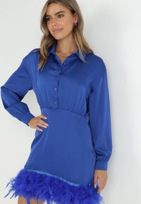 Born2be - Granatowa Sukienka Satynowa z Piórkami na Dole Zaitena. Okazja: na co dzień. Kolor: niebieski. Materiał: satyna. Wzór: aplikacja. Typ sukienki: koszulowe. Styl: klasyczny, casual #5