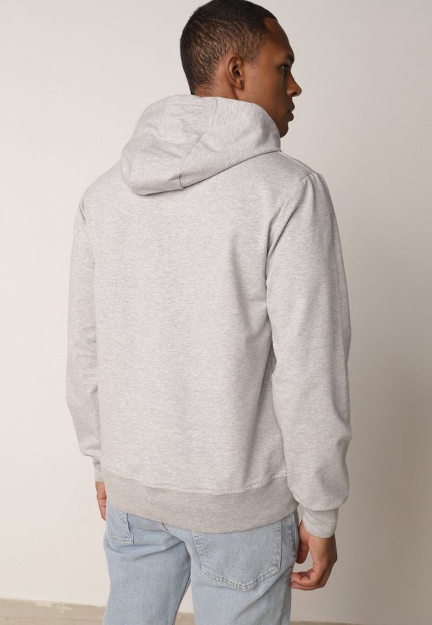 Born2be - Szara Bluza z Kapturem i Kieszenią Typu Kangur Aqialei. Okazja: na co dzień. Typ kołnierza: kaptur. Kolor: szary. Materiał: jeans, dresówka. Wzór: gładki. Styl: casual