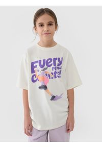 4f - T-shirt oversize z nadrukiem dziewczęcy - biały. Okazja: na co dzień. Kolor: biały. Materiał: bawełna, jersey, dzianina. Długość rękawa: krótki rękaw. Długość: krótkie. Wzór: nadruk. Sezon: lato. Styl: sportowy, casual, klasyczny