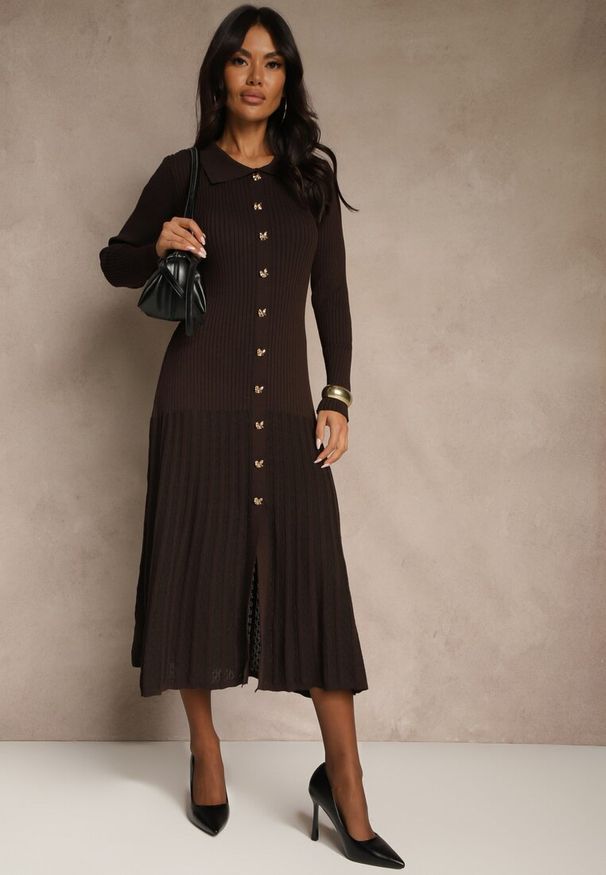 Renee - Brązowa Sweterkowa Sukienka z Wiskozy Ozdobiona Guzikami Zozeria. Okazja: na co dzień, na imprezę. Kolor: brązowy. Materiał: wiskoza. Wzór: aplikacja. Typ sukienki: proste. Styl: casual, elegancki