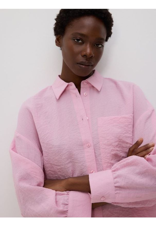 Reserved - Koszula z efektem gniecenia - pastelowy róż. Kolor: różowy. Materiał: wiskoza, tkanina