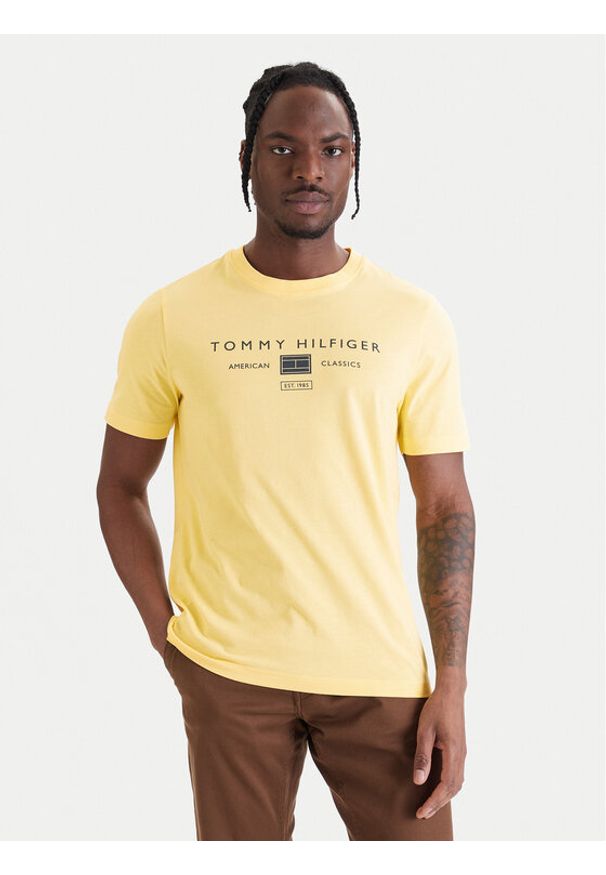 TOMMY HILFIGER - Tommy Hilfiger T-Shirt Brand Love MW0MW42365 Żółty Regular Fit. Kolor: żółty. Materiał: bawełna