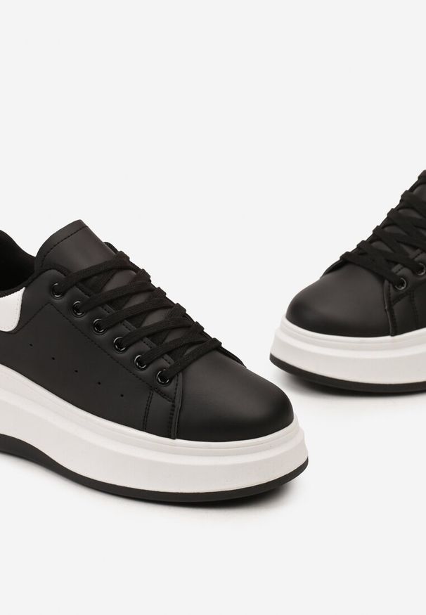 Renee - Czarne Sneakersy na Grubej Podeszwie z Perforacją i Ozdobą Gumowym Misiem Aireth. Okazja: na co dzień. Kolor: czarny. Materiał: guma. Wzór: aplikacja