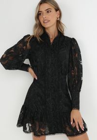 Born2be - Czarna Sukienka Koronkowa z Falbanką Chloreina. Typ kołnierza: kołnierzyk stójkowy. Kolor: czarny. Materiał: koronka. Wzór: ażurowy, koronka. Styl: wizytowy, vintage. Długość: mini #6